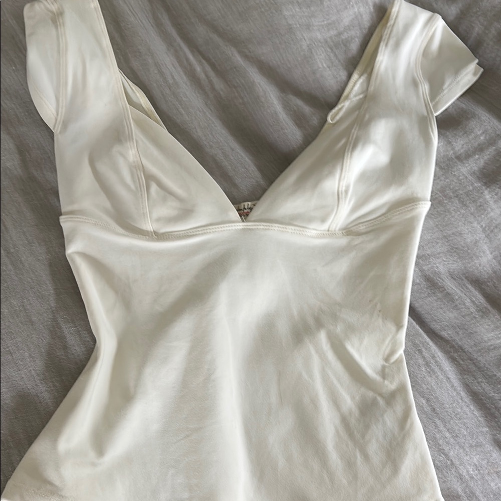 Free people white vneck top never worn, tags are off size xs